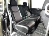 後部座席も気になるようなキズ・汚れやへたり等、大きなダメージはなく、良好な状態です。