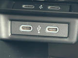 USBポートを2口設置。スマートフォンやタブレットの同時充電が可能で、ご家族や同乗者がいるシーンでも重宝します。
