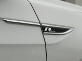 フロントフェンダーにはR-Line専用エンブレムを配置。細部までこだわったディテールがスポーティで特別感のある一台であることをさりげなく主張します。