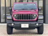 Jeepの象徴7スロットグリルがインパクトあります。フロントにも障害物センサーを標準装備しております。