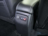後席用のUSB充電ポートが設置されているので後席に乗車の方も携帯電話の充電ができます。