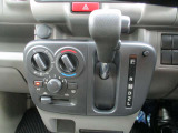 ■ダッシュパネル設置型シフトレバー(O/D付)。■マニュアル式クーラー。■USB電源ポート&times;2個。運転中に携帯電話を充電しながら走行可能!