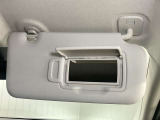【運転席サンバイザー】鏡が付いているのでメイク直しなどにも便利★