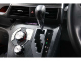 インパネシフトだから視線の移動も少なく足元もスッキリ♪運転席もゆったりしているのでゆとりを持ってドライブできますね!