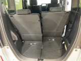 後席のシートをスライドさせると、広い荷室空間が生まれます。