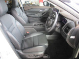 内外装は専門業者でクリーニング済み。テーラーフィットシート採用。運転席・助手席パワーシート(運転席:スライド、リクライニング、リフター、サイサポート/助手席:スライド、リクライニング)
