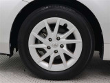 純正アルミホイールは精度が高く、走行の安定性が優れています。タイヤサイズ205/60R16