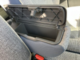 アームレストは収納になっています。運転席から簡単に手が届くので、手元に置いておきたいものの収納に大活躍します。