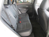 足元広々後座席!大人3名乗車しても大丈夫です。テーラーフィットシート採用。リヤセンターアームレストスルー(カップホルダー付)。