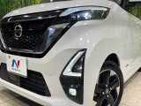 【LEDヘッドライト】悪天候や夜間走行時も良好な視界を確保し安心して運転できる高輝度LEDヘッドライトを装備!点灯速度が早く、消費電力も抑えられています。