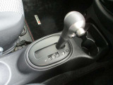 フロアタイプシフトレバー(オーバードライブ付)。前にカップホルダー設置されています。