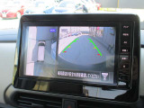 自車を真上から見下ろすように映し出すので周囲の状況が分かるアラウンドビューモニター搭載。フロントカメラとしても使用できます。車庫入れなど苦手な人の頼りになる助っ人です。
