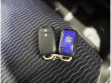 リモコンキーを取り出さなくてもエンジンのON/OFFやドアの開錠・施錠がスイッチ一つで行えるスマートキーです♪