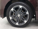 純正アルミホイールは精度が高く、走行の安定性が優れています。タイヤサイズ165/55R15