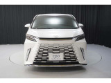 エクステリアは、一目でLEXUSとわかるスピンドルグリルを起点に、人が乗るキャビンの前後を大胆に絞り込んだ菱形のボディと力強く張り出したホイールフレアを融合させ、タイヤの存在を強調しています。