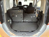 【トランクルーム】 後席シートは分割可倒式です♪パタンと倒すと、収納力UP!