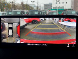 360&deg;ビューモニターでは、両サイドとフロント、バックカメラの合成で、あたかも上空から見下ろした様に周囲を確認して頂けます。駐車場だけでなく、T字路等でも活躍のアイテムです!