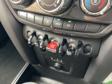 センターパネルロアには、中央のエンジンスタートストップをメインに各スイッチが集約しています。MINIオリジナルデザイン。