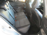 後部座席は3人乗車してもゆったりしておりコンパクトカーとは思えないサイズです。