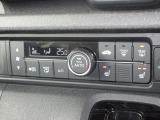 エアコンはオートエアコンでお好みの温度調整が出来、オールシーズン快適にドライブできます!さらに、運転席&助手席シートヒーターが付いてます。2段階に温度設定が可能です。