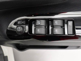 電動ドアミラーとパワーウィンドウのスイッチ。コンパクトにまとまって配置されていて使いやすいですよ。電動ドアミラーはキーフリー連動の格納機能付き。