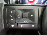 ■ハンドル左側に、オーディオ操作ができるコントロールスイッチがあります。走行中でもハンドルから手を離さずに操作が出来るので安全です。右側にはハンズフリースイッチがあります。