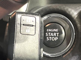【キーレススタートシステム】カバンやポケットに入れたままでもドアの施錠・解錠が可能なスマートキーを装備。エンジンのオン・オフ時もカギを取り出す必要が無いからとっても便利です♪