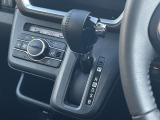 操作し易いインパネシフト、滑らかな加速のCVTで燃費も良いですよ。