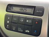 【オートエアコン】一度お好みの温度に設定すれば、車内の温度を検知し風量や温度を自動で調整。暑い&hellip;寒い&hellip;と何度もスイッチ操作をする必要はありません。快適な車内空間には必須の機能ですね♪