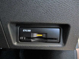 ■高速道路の料金所もノンストレスでスムーズに通過できるETC。スマートなビルトインタイプ!【ETC2.0搭載】※別途登録料がかかります。