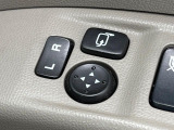 【電動格納ミラー】サイドミラーは電動格納式となっており、狭い駐車場でもキズがつくリスクを抑えられます。