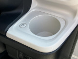 ホットドリンクをちょうど良い温度でキープしてくれる保温機能付きのホッとカップホルダーは軽初の装備!運転席と助手席についています。寒ーい冬でも暖かドライブ!