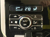 AUTOエアコンを装備しています♪室内の温度を設定するとセンサーが室温を感知して、温度、風量を自動的にコントロ-ルして快適な空間を作ってくれます!