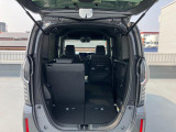 リヤシートも全車消毒済み。シートを倒すとゆったりとした室内空間に★レジャーにショッピングに大活躍!シートは左右別々に動くのでアレンジいろいろ!