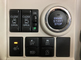 電子カードキーを携帯しているだけでエンジンの始動ができるプッシュボタンスタートを装備しています☆