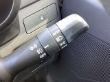 オートライト機能付きで、運転中の操作は不要です。フロントフォグランプスイッチも合わせて付いています。