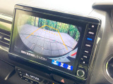 【バックカメラ】駐車時に後方がリアルタイム映像で確認できます。大型商業施設や立体駐車場での駐車時や、夜間のバック時に大活躍!運転スキルに関わらず、今や必須となった装備のひとつです!