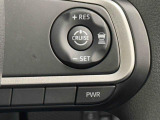 全車速追従機能付きアダプティブクルーズコントロールの操作スイッチです。遠出のお出かけで使用する高速道路の運転が楽になって疲労軽減につながる大変便利な機能です!