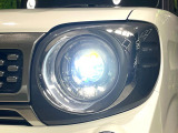 【LEDヘッドライト】悪天候や夜間走行時も良好な視界を確保し安心して運転できる高輝度LEDヘッドライトを装備!点灯速度が早く、消費電力も抑えられています。