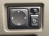 【電動格納ミラー】サイドミラーは電動格納式となっており、狭い駐車場でもキズがつくリスクを抑えられます。