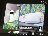 【アラウンドビューモニター】専用のカメラにより、上から見下ろしたような視点で360度クルマの周囲を確認することができます☆死角部分も確認しやすく、狭い場所での切り返しや駐車もスムーズに行えます。