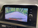 【バックカメラ】駐車時に後方がリアルタイム映像で確認できます。大型商業施設や立体駐車場での駐車時や、夜間のバック時に大活躍!運転スキルに関わらず、今や必須となった装備のひとつです!
