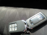 スマートキー装備車です☆ポケットに鍵を入れたままでも開閉ができます☆☆ホンダオートディーラーホンダ専門店♪TEL06-6744-2222☆
