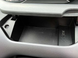 運転席の前にも嬉しいアッパーボックスがあります!小物を収納できるのはもちろん、USB電源ソケット付きなので運転しながらスマートフォンの充電ができちゃいます!