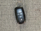 電子キーをポケットやカバンに入れているだけで、ドアの開錠・施錠が行えます。荷物を抱えていてもラクラク開閉です。エンジン始動も行えます。