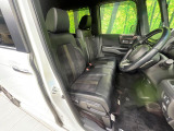 【ハーフレザーシート】高級感と座り心地を両立した人気のシート♪背面・座面のファブリック素材は、通気性の良さや滑りにくさに優れています。気温や服装に左右されず快適にお乗りいただけます。