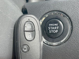 【キーレススタートシステム】カバンやポケットに入れたままでもドアの施錠・解錠が可能なスマートキーを装備。エンジンのオン・オフ時もカギを取り出す必要が無いからとっても便利です♪