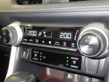 左右独立温度コントロールフルオートエアコンです。運転席、助手席それぞれで独立して温度設定ができます。冷え性の方が乗っても安心ですね♪