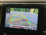 【バックカメラ】駐車時に後方がリアルタイム映像で確認できます。大型商業施設や立体駐車場での駐車時や、夜間のバック時に大活躍!運転スキルに関わらず、今や必須となった装備のひとつです!