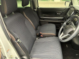 セパレートシートですがインパネシフト採用の為足元広々です。